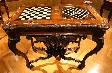An early games table desk (Germany, 1735) featuring chess/draughts (left) and nine men's morris (right)