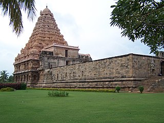 Gangaikondacholapuram, 1025, seconde dynastie Chola: vimana à g. coiffant le sanctuaire; cour enclose à droite; entre les deux : mandapa et l'antichambre. Tamil Nadu