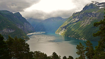 Le Geirangerfjord classé au sein des fjords de l'Ouest de la Norvège. (définition réelle 3 264 × 1 840*)