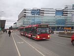 Äldre etanoldriven Scania OmniCity-ledbuss i Solna.