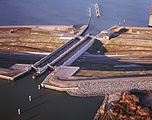 Das Naviduct bei Fertigstellung, 2003. Im Bild vorne das Markermeer, hinten das IJsselmeer.