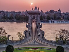 Lions et arches, avec dans l'axe du pont la coupole de la basilique côté Pest