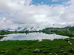 Une cabine du téléphérique Alpette-Rousses depuis le lac Lamat.