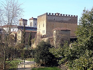 Donjon Lacataye, qui en réalité est la juxtaposition de deux maisons fortes romanes.