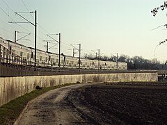 Train dans la rampe d'accès au viaduc.