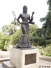 La Violetera (1991) by sculptor Santiago de Santiago. Las Vistillas gardens, Madrid.