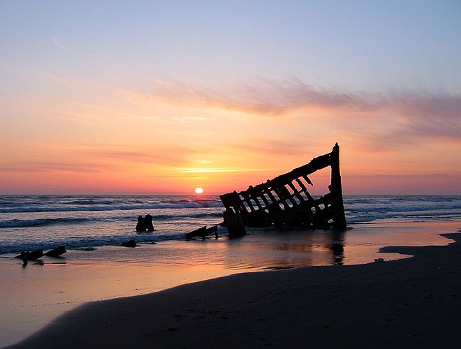 Остов барка «Peter Iredale» в государственном парке Форт Стивенс (Орегон, США)