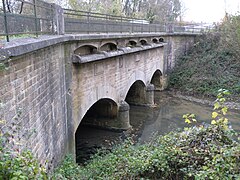 Pont-canal de l'Hozain, daté de 1868, converti en pont routier de la rocade RD610 à Bréviandes.