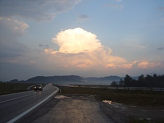 Crépuscule après l'orage dans les environs de Poprad en Slovaquie. (définition réelle 2 592 × 1 944)