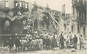 An der Rathausruine (Ecke Rathausplatz / Villinger Straße) haben sich Militär-Hilfsmannschaften zum Erinnerungsfoto in Positur gebracht. In hellen Uniformen Pioniere des Pionierbataillons 14 aus Kehl, in dunklen Uniformen Soldaten des Infanterieregiments 114 aus Konstanz. (Die Fassaden sind hier an dieser Ecke bereits bis an das Erdgeschoss herab abgerissen.)