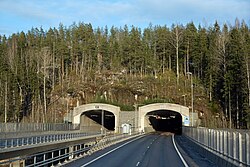 Tunnelin lännen puoleiset suuaukot