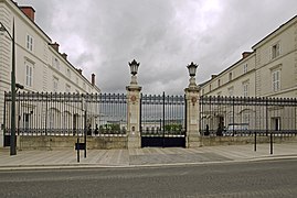 l'entrée sur avenue,