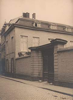 Straßenfront mit Eingangstor zum Innenhof