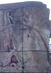 Sculpture en bas-relief de Louis Dupont montrant le cheval Bayard se débattant dans l'eau - tentative de noyade de Bayard par Charlemagne