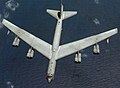 طائرة B-52 أثناء الطيران فوق المحيط