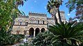 L'ingresso del castello (portico a tre arcate) e parte del giardino antistante