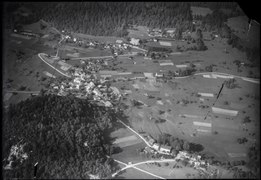 Prise de vue aérienne de 1948 : en bas de l'image le mur antichar de Saconnex (T 70) et le magasin contenant le matériel pour ériger la barricade antichars routière (T 70.01). La colline boisée abrite l'ouvrage d'infanterie A 362 Corbeyrier-Châtillon qui couvre de son feu les murs antichars du Saconnex (T 70) et de la Scierie (T 70.02).