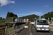 駅入口。廃線後も待合室は残存している（2019年9月）