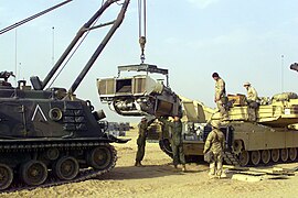 Dépose du groupe motopropulseur (turbomoteur) d'un char M1 Abrams.