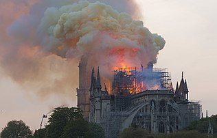 Após um ligeiro apaziguamento, novas chamas aparecem (20h06).