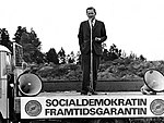 Olof Palme håller tal från ett lastbilsflak 1968, troligen i Almedalen