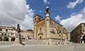 La plaza Mayor, avec l'église Saint-Martin et la statue équestre de Pizarro.