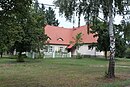 Schulhaus mit Kirchenraum und zwei Wirtschaftsgebäuden sowie Glockenstuhl