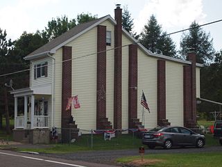 Foram construídos contrafortes para apoiar a parede desta casa geminada, depois que a casa vizinha foi demolida como parte do incêndio na mina Centralia, Pennsylvania