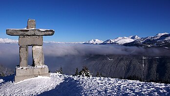 Un inukshuk moderne dressé au sommet de la montagne de Whistler, une station de ski de Colombie-Britannique (Canada). (définition réelle 4 224 × 2 376)