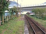 ホーム付近の上を通るのは東海北陸自動車道（美濃太田寄り）