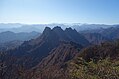 相馬岳から見た金洞山（鷹戻し）