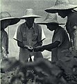 1965-10 1965年 山西运城县县长郝子英与棉农学家