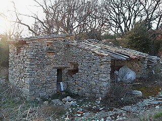 Pigeonnier à Apt, établi dans un cabanon en pierre sèche de la fin du XVIIIe siècle (Vaucluse) .