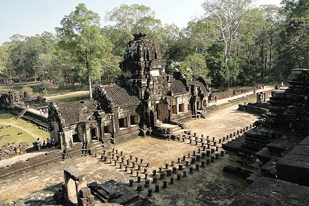 Vue depuis le troisième gradin. Gopura de la troisième enceinte et départs des galeries.