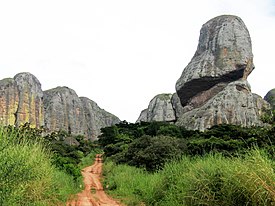 Vista parcial das Pedras Negras de Pungo Andongo, com uma estrada de acesso cortando a formação, em 2009.