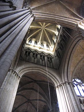 A catedral gótica de Ruão apresenta uma torre-lanterna com uma abóbada em cruzaria.