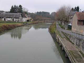 Le canal de Briare rue du Faubourg du Puyrault.