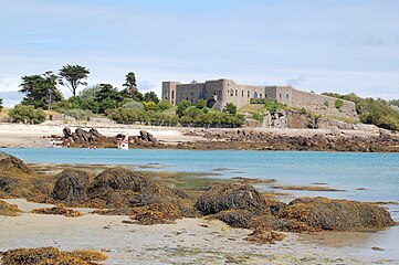 Le château Renault à Chausey.