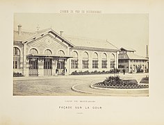 Le Bâtiment voyageurs vu de la cour, en 1863.