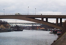 Ponts sur l'Oise, routier au premier plan et ferroviaire au second plan, ce dernier sur la ligne de Paris à Mantes par Conflans-Sainte-Honorine.