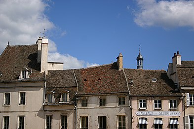 Tipiche case nel centro di Beaune, sopra i negozi