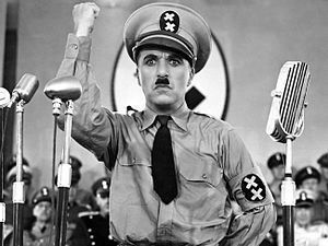 צ'ארלי צ'פלין מגלם את ה"פוי" אדנויד הינקל, בסרט "הדיקטטור הגדול" משנת 1940.