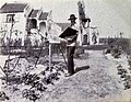 Photographie de Fritz de Brouckère en train de peindre devant sa maison "Bremhuis"