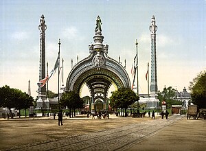 פוטוכרום של שער הכניסה לתערוכה העולמית של פריז שנערכה בשנת 1900.