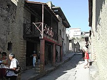 rue avec balcon sur colonnade