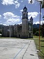 Iglesia y cancha de baloncesto.