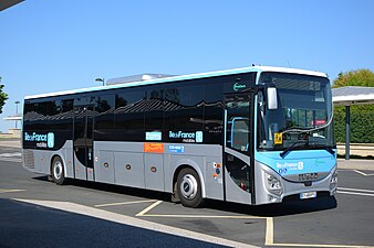 Iveco Bus Evadys Line de ProCars à la gare de Marne-la-Vallée - Chessy avec la livrée Île-de-France Mobilités complétée des logos « Express », « Seine-et-Marne-Express » et « Conseil départemental de Seine-et-Marne ».