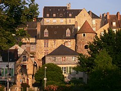 Au nord-ouest de la cité Plantagenêt.