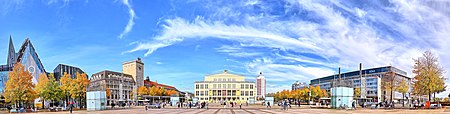 180°-Panorama der Nordseite des Platzes vom Mendebrunnen aus (Verlinkte Erläuterungen nach Anklicken des Bildes)