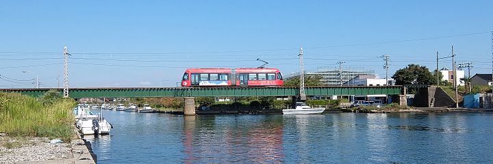 越過運河的萬葉線電車（2014年9月21日）